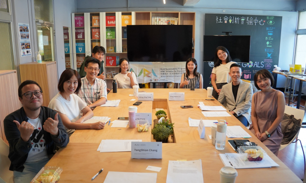 來自政治大學、東海大學、永豐金控和橙良創意的台灣遴選委員與台灣參賽隊伍合照。
